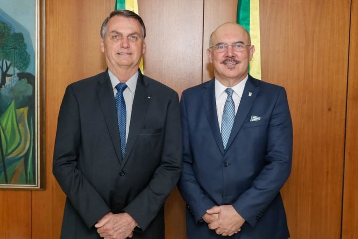 Ministro da Educação afirma que está com Covid-19