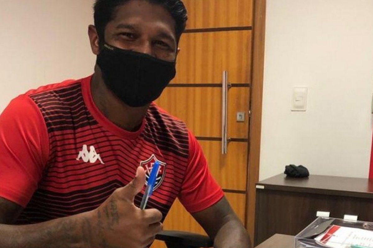 Vitória anuncia renovação com volante Rodrigo Andrade