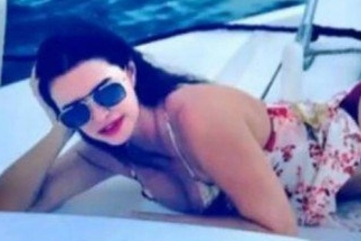 Em plena forma, Luma de Oliveira posa durante passeio de barco no Rio