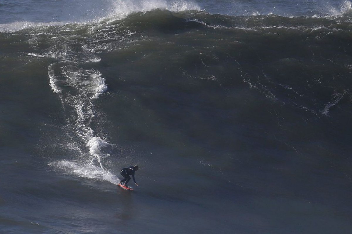 WSL anuncia brasileiros que concorrem a prêmios de ondas gigantes