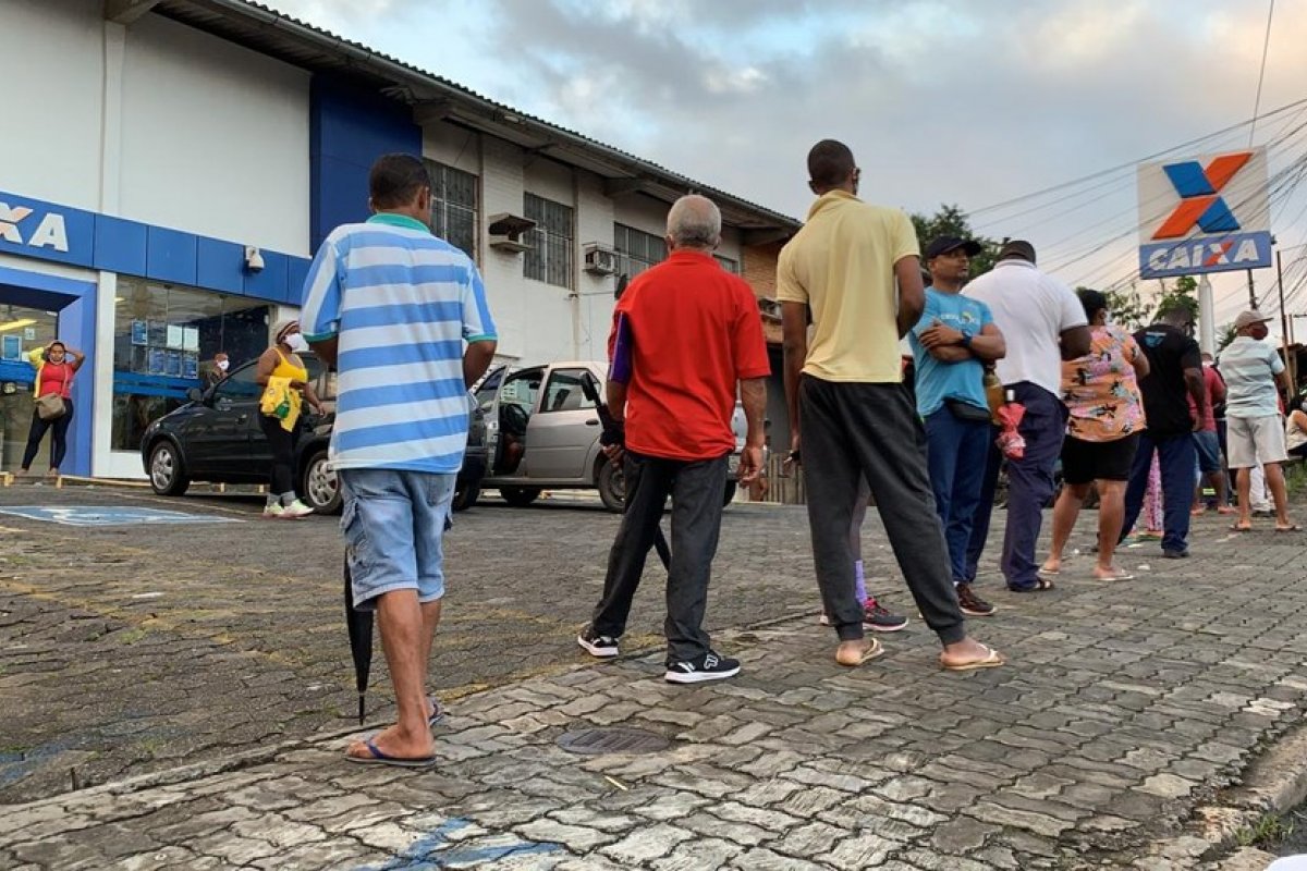Beneficiários se aglomeram para sacar auxilio emergencial, em Salvador