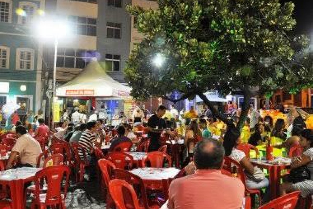 Bares e restaurantes vão ser autorizados à usar calçadas e espaços públicos 