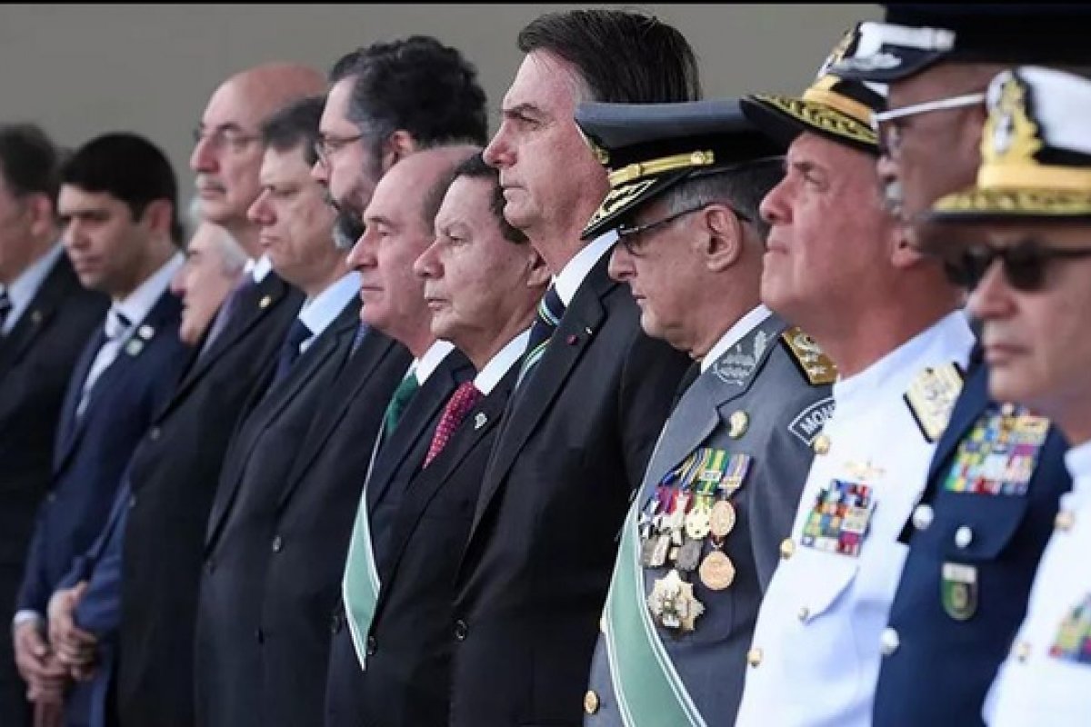 Sete militares do governo federal receberam mais de R$ 400 mil cada