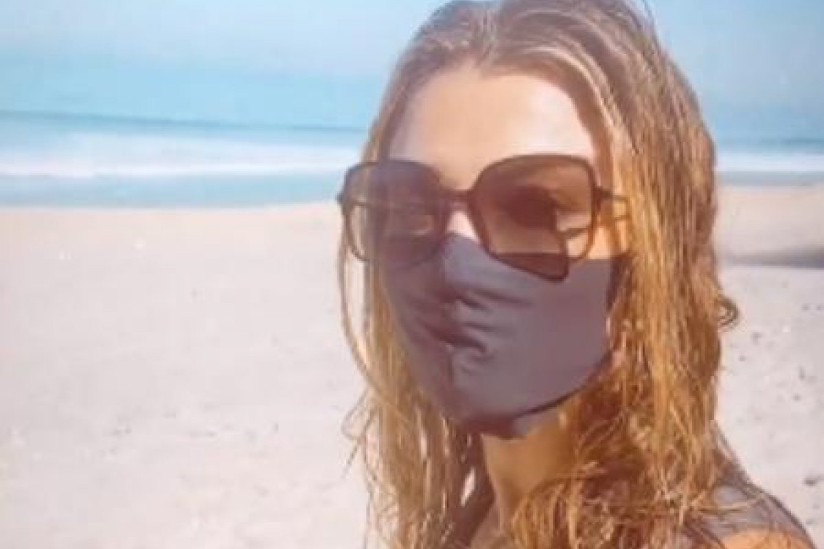 Grazi Massafera vai a praia de máscara