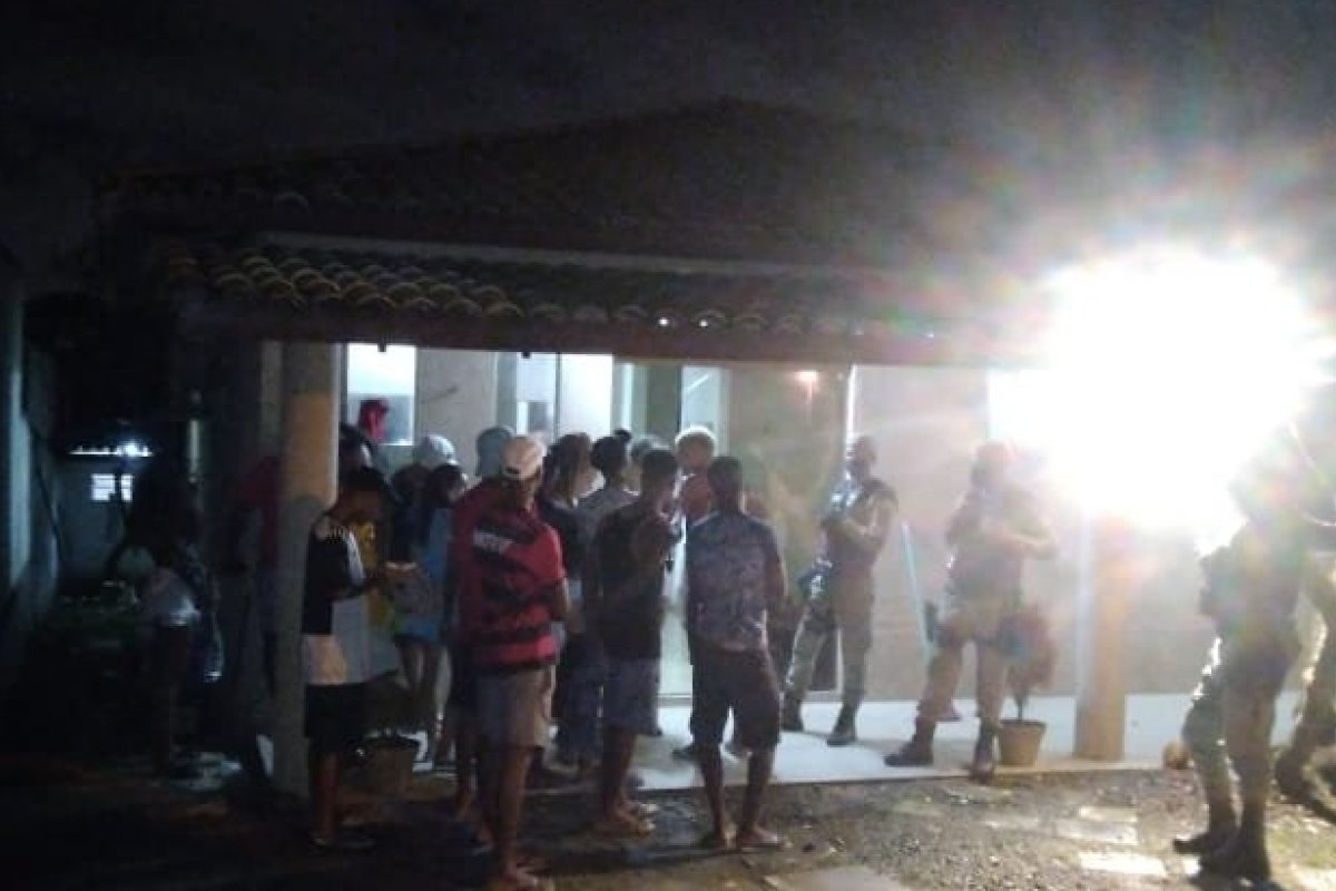 PM flagra e encerra festa com aglomeração em Lauro de Freitas