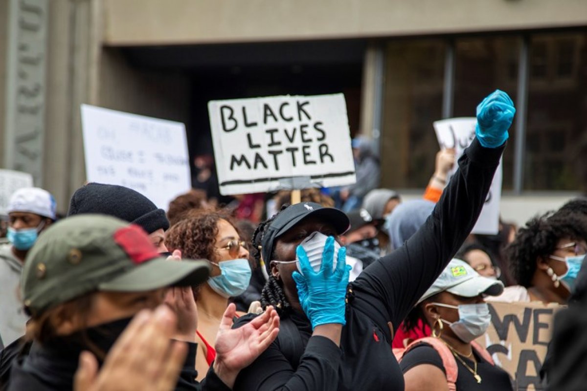 Busca pelos termos "racismo" e "fascismo" cresce em 233% entre internautas brasileiros