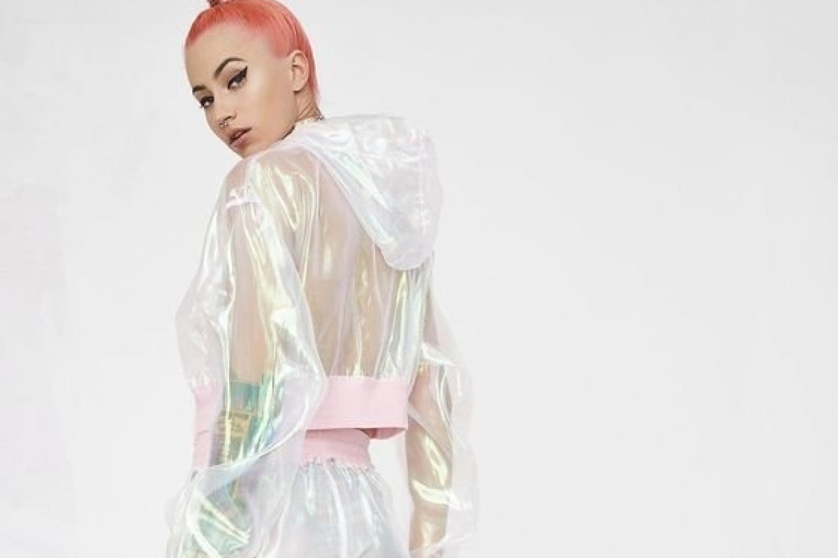 Moda futurista: Roupas de plástico estão em alta 