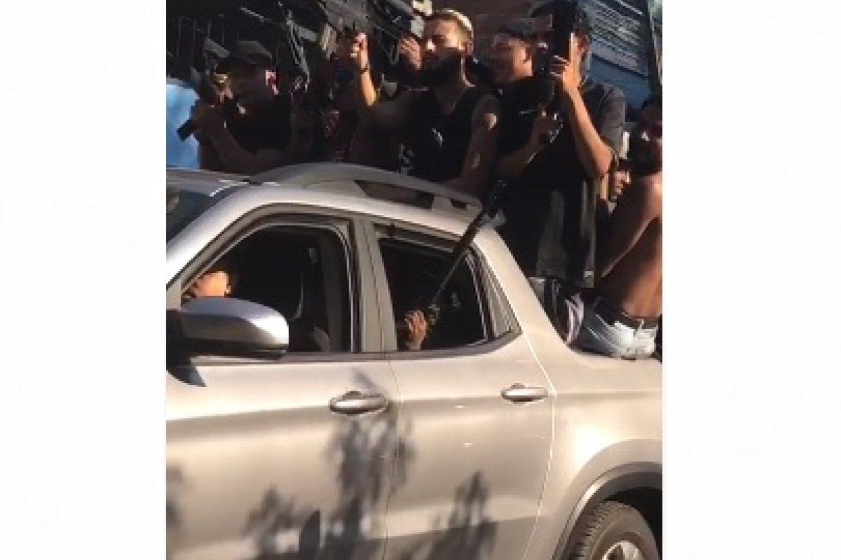 Veja vídeo: homens armados em favela do Rio faziam parte de gravação de clipe