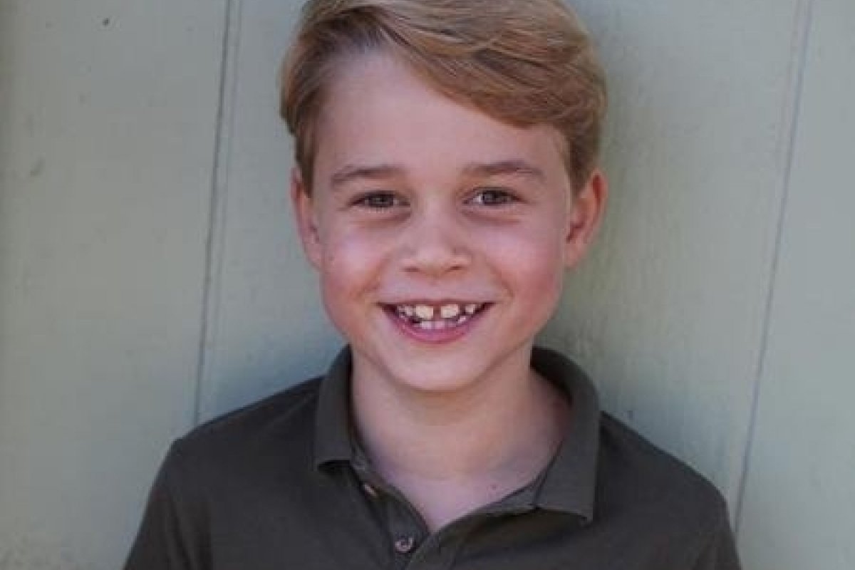 Prestes a completar 7 anos, Príncipe George exibe sorrisão em nova foto