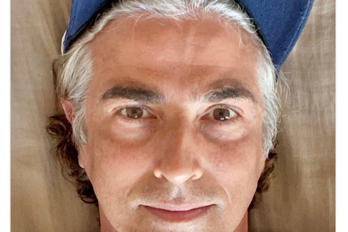 Reynaldo Gianecchini resolve assumir os cabelos brancos