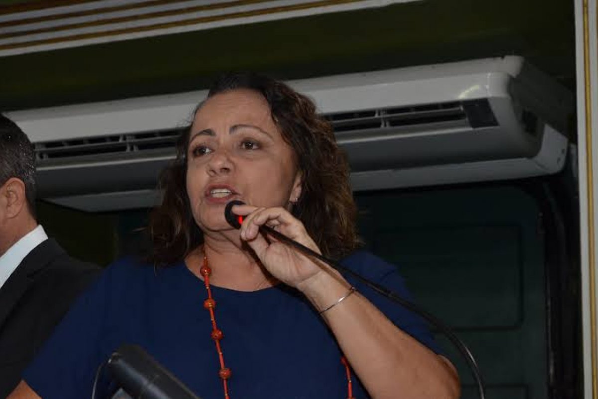 Aladilce critica ACM Neto por vetos a projetos do Legislativo