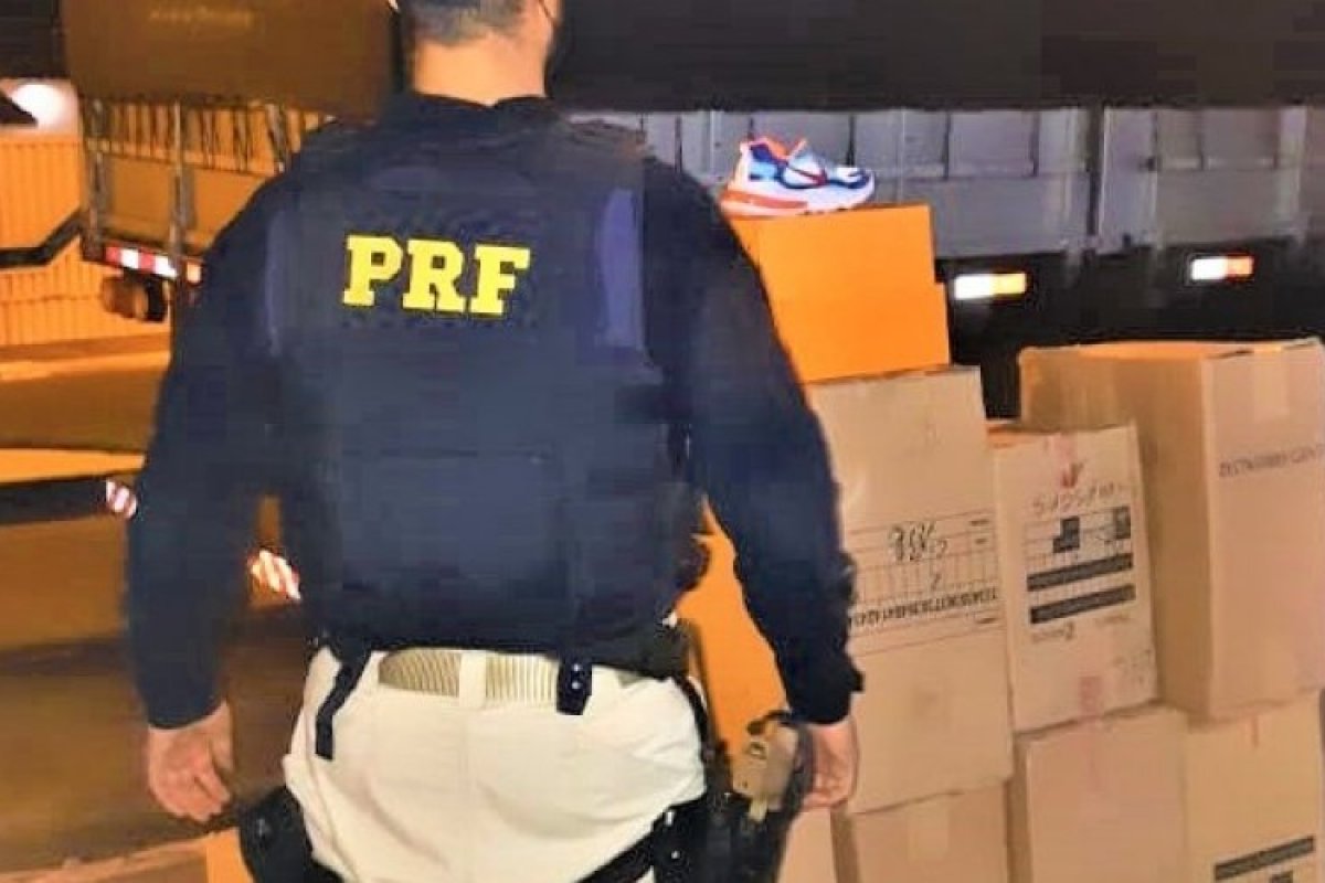 Carga com 700 pares de sapatos falsificados é apreendida em Milagres