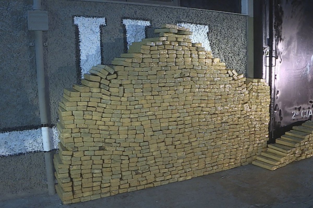 PM apreende cerca de duas toneladas de maconha no estacionamento de uma igreja