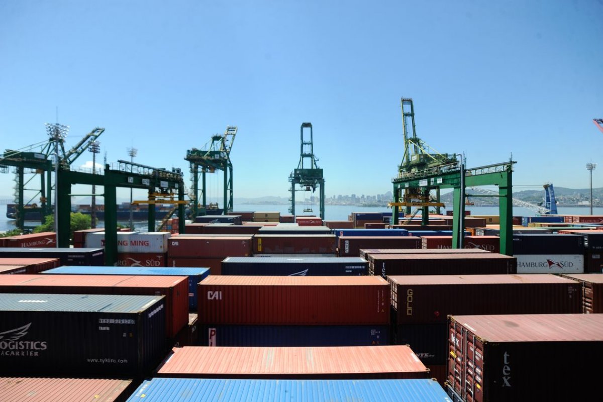 Exportação brasileira recua devido a queda de comércio com EUA