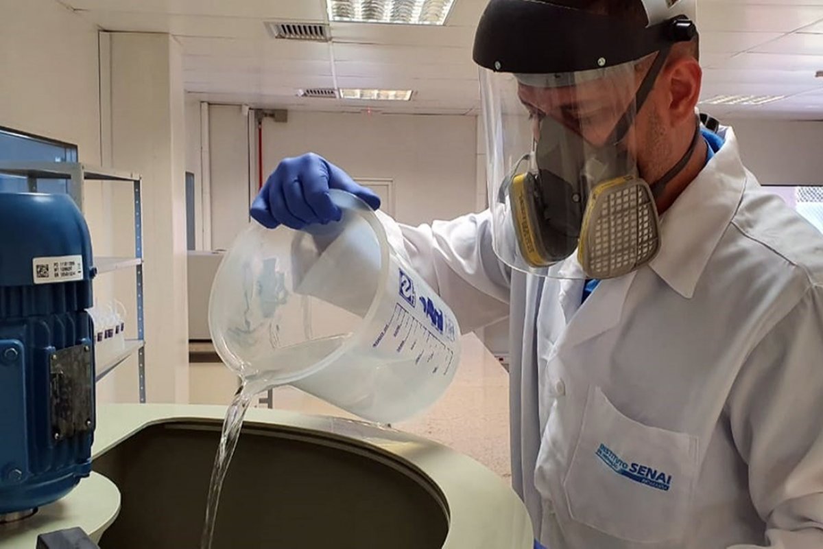 Senai desenvolve álcool em gel com derivados da celulose