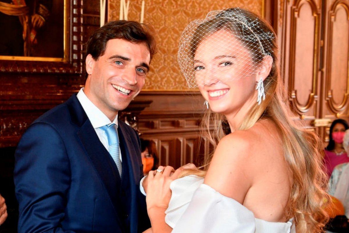 Princesa austríaca se casa com piloto em Mônaco