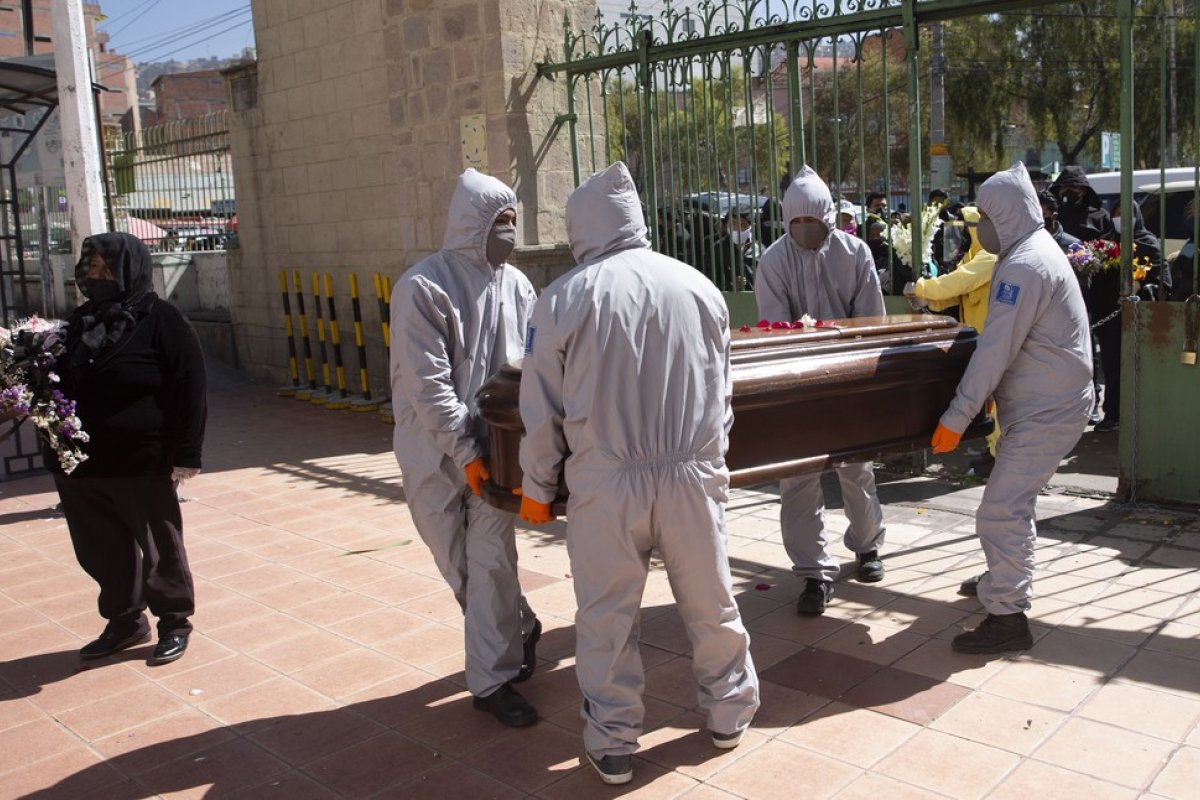Polícia retira mais de 400 corpos de casas e ruas na Bolívia