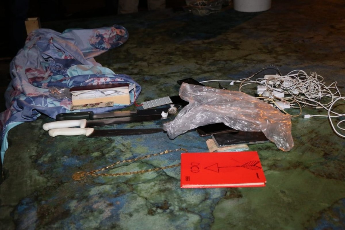 Operação em penitenciária Lemos de Brito encontra celulares, facões, dinheiro e droga 