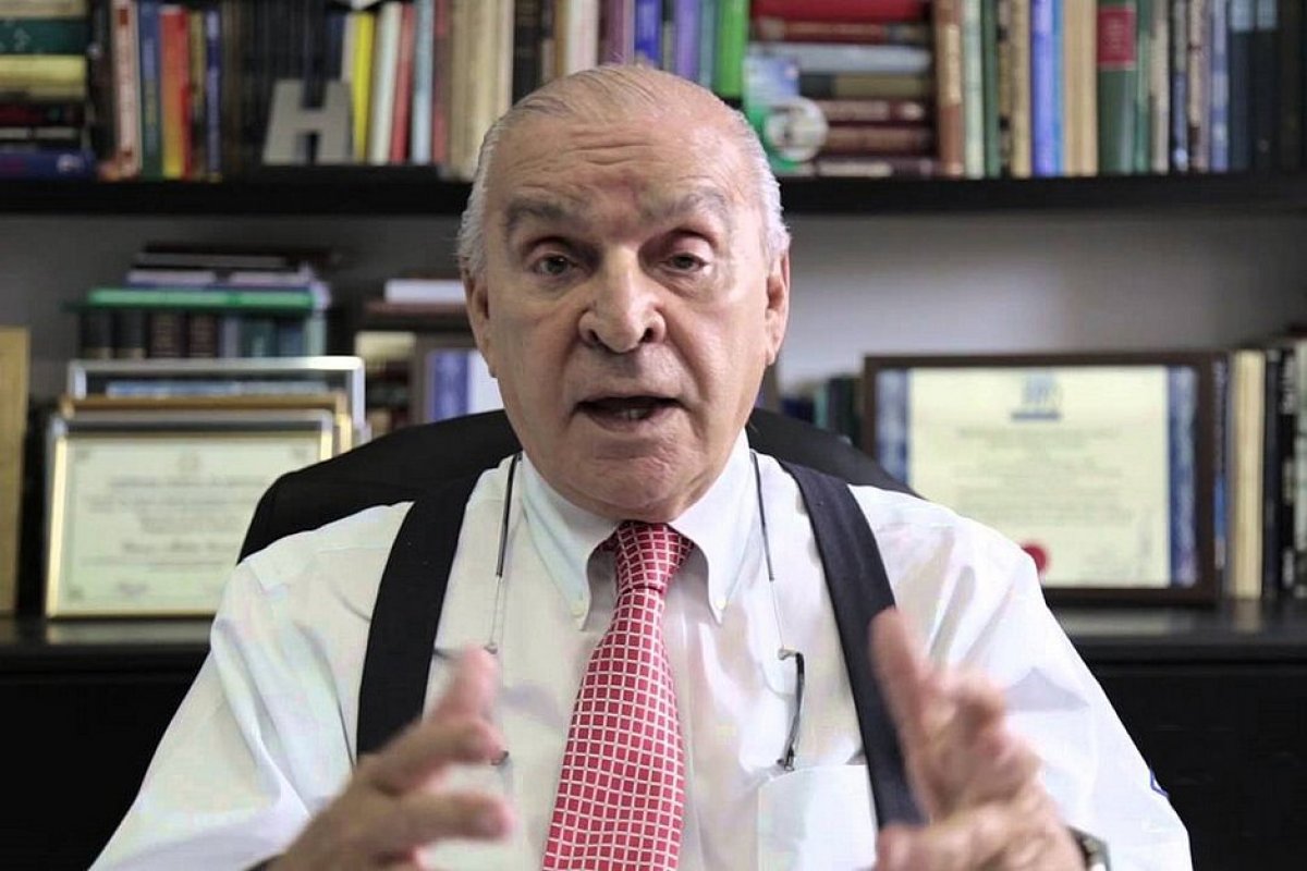 Dr Elsimar Coutinho é submetido a hemodiálise e tem quadro de disfunção circulatória