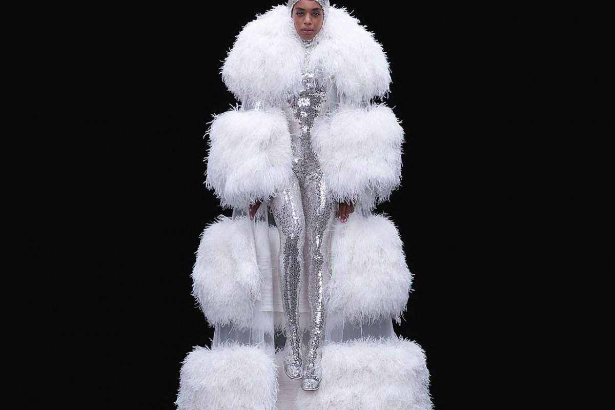 Valentino lança coleção de alta-costura em um cinema de Roma