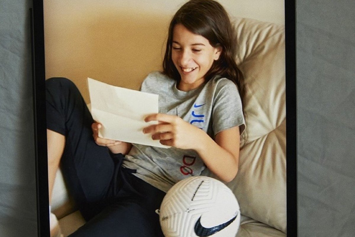 Cristiano Ronaldo envia presente emocionante para Jujugol, a carioca de dez anos apaixonada por futebol