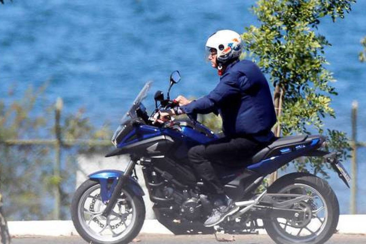 Com Covid-19, Bolsonaro faz passeio de moto no Palácio da Alvorada
