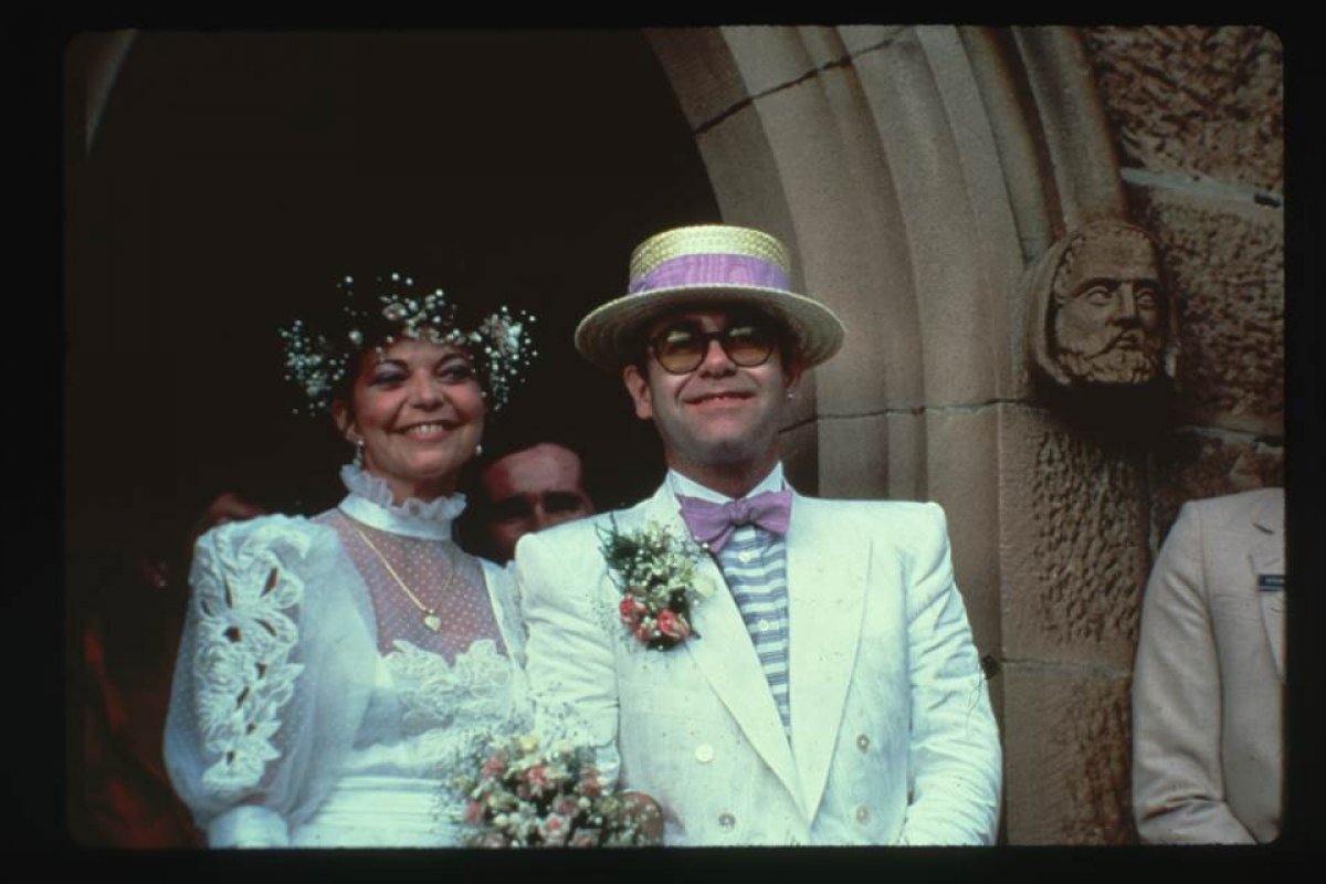Ex-mulher de Elton John processa o cantor por mencioná-la em biografia