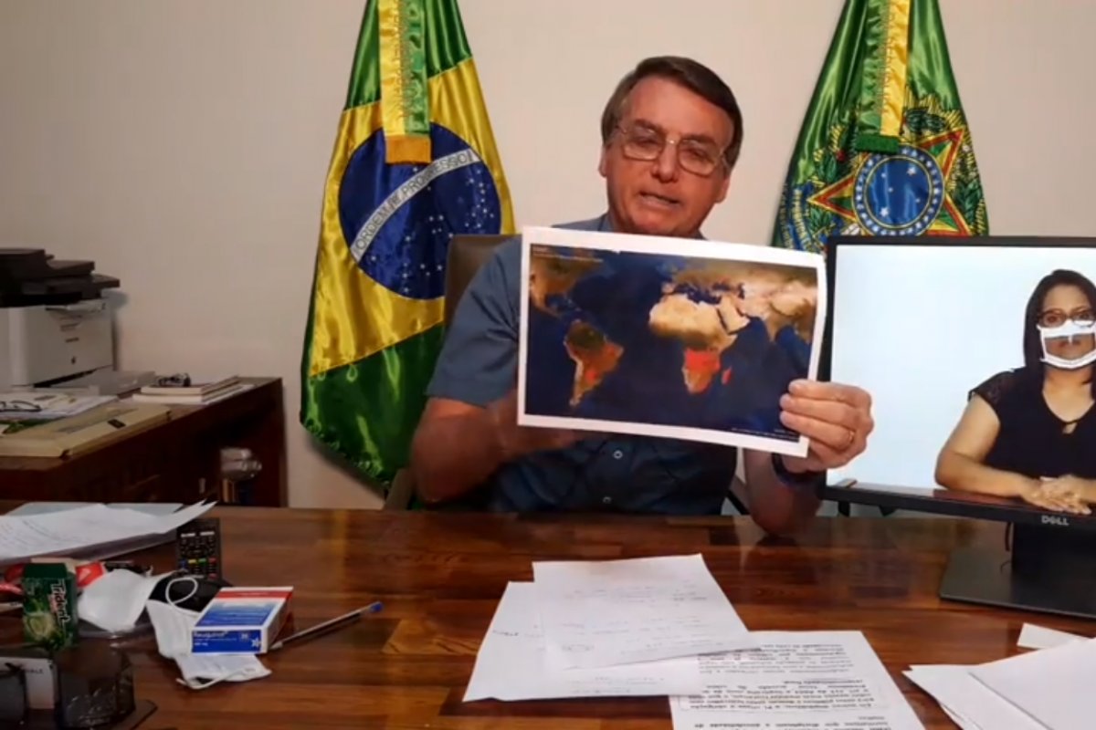 "A região amazônica não pega fogo", diz Bolsonaro