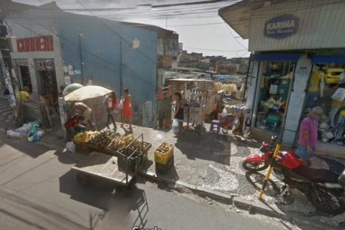 Carro invade meio fio e derruba muro no bairro da Liberdade