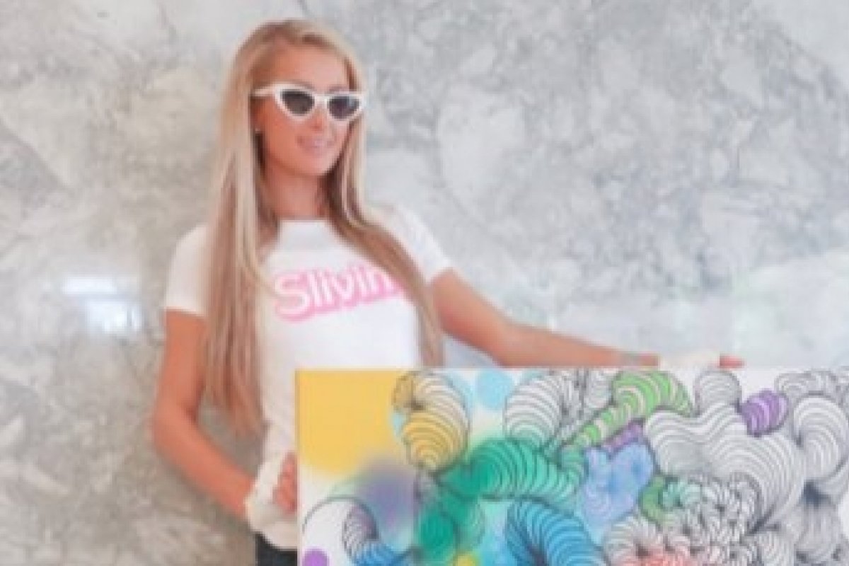Paris Hilton se rende a arte brasileira