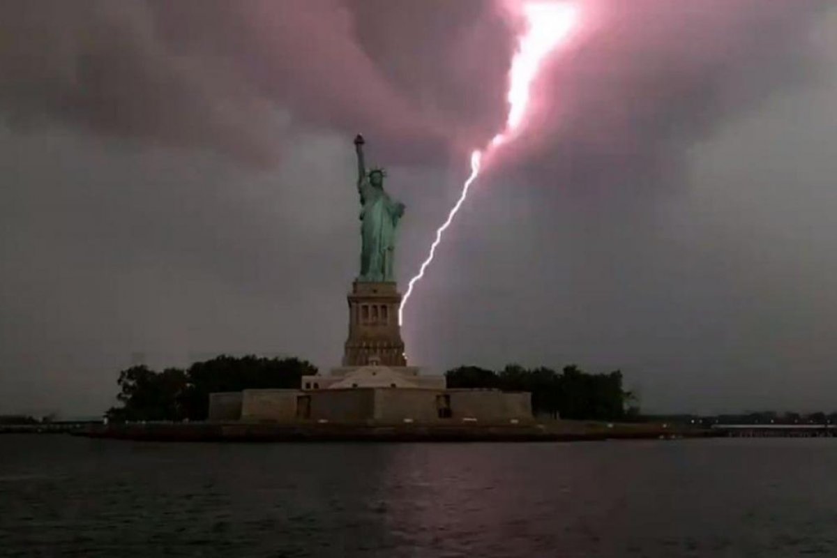 Veja vídeo: Raios atingem Estátua da Liberdade