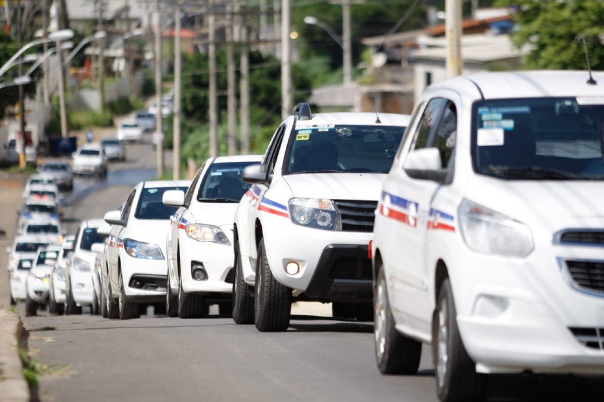 Prefeitura suspende renovação de frota de taxistas, apps e vans escolares