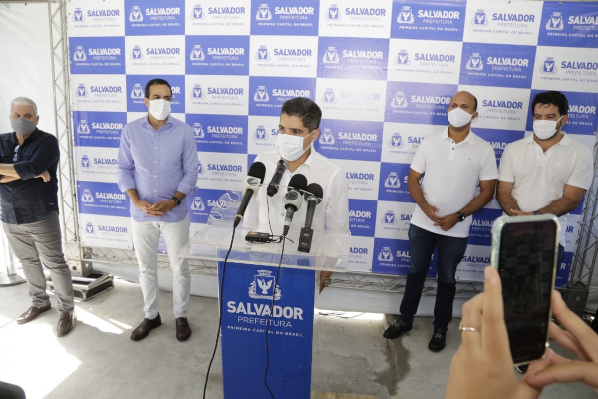 Neto diz que reitor da UFBA está "virando as costas para quem precisa"