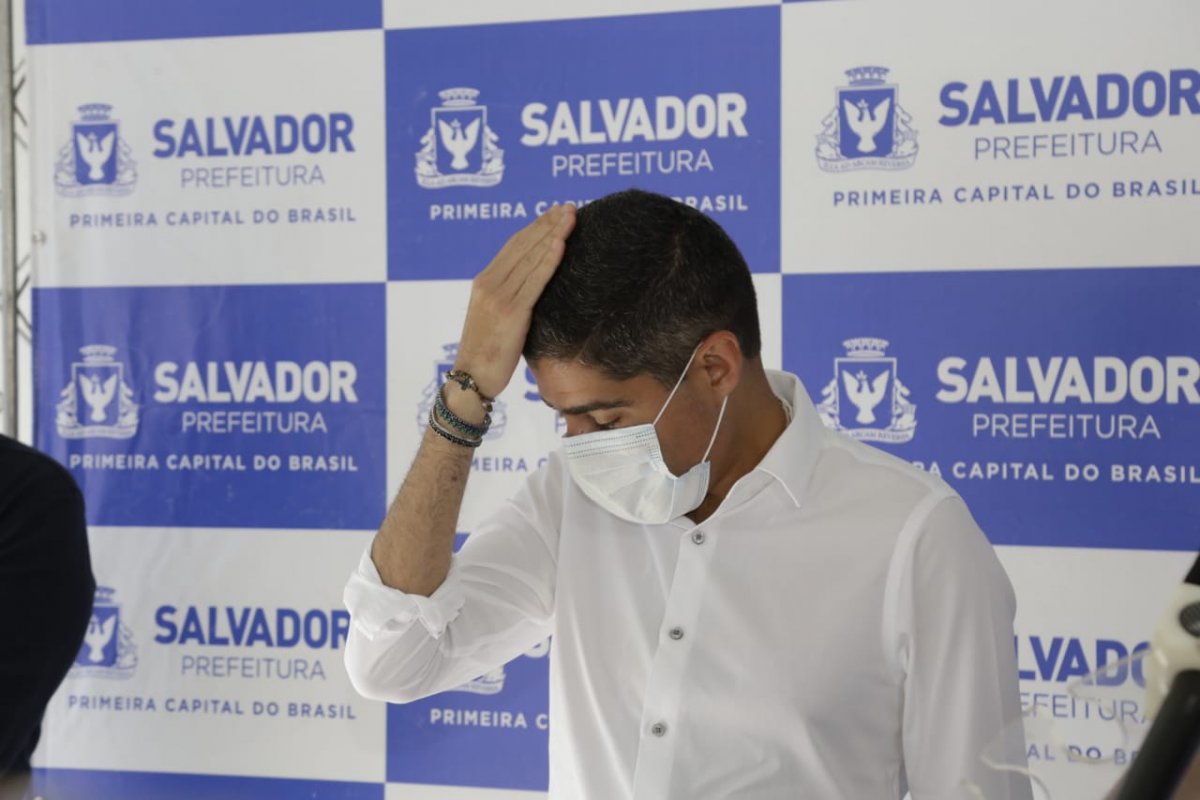 Neto diz que ida aos shoppings deve ocorrer só por necessidade; estabelecimentos já tem fila de três horas