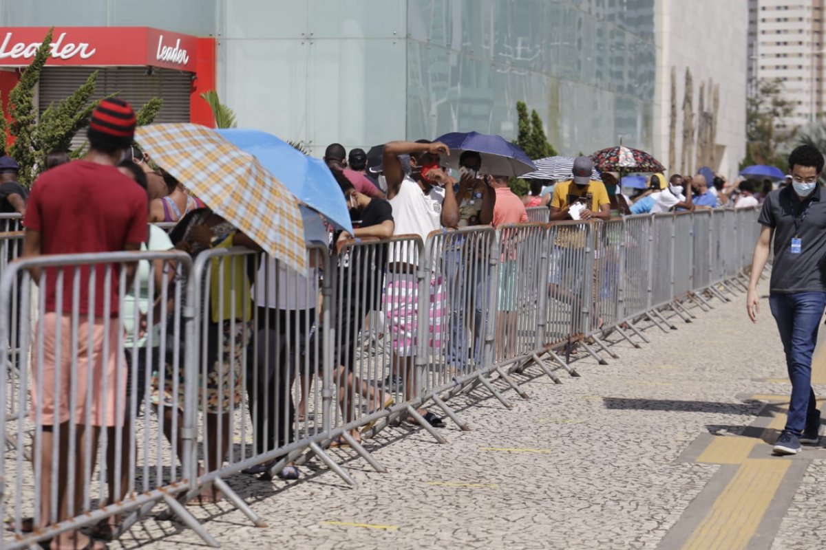 Shoppings em Salvador tem fila de espera de três horas em dia de reabertura
