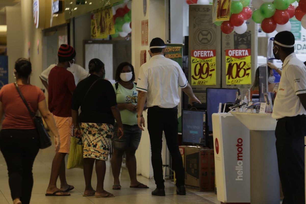 Falta de distanciamento social e uso errado de máscara marcam abertura dos shoppings em Salvador