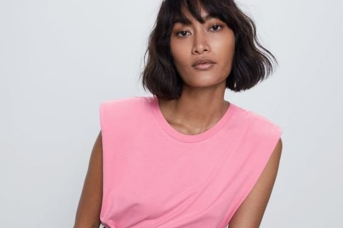Muscle tee: Conheça a regata com ombreiras que é tendência