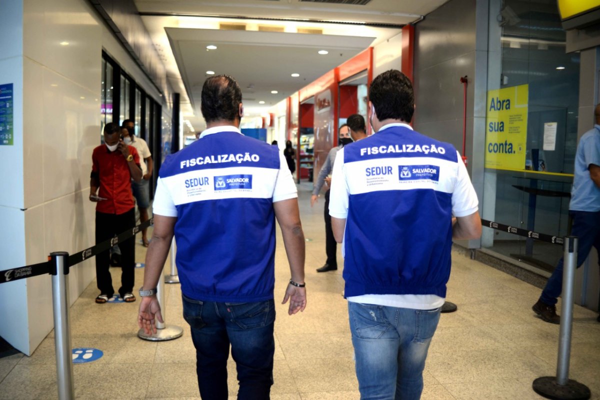 Em primeiro dia de reabertura, lojas em shoppings são interditadas