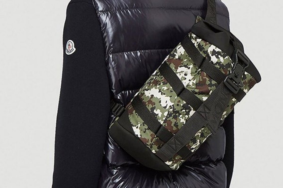 Moncler lança  nova versão da sua mochila ‘Argens’ 