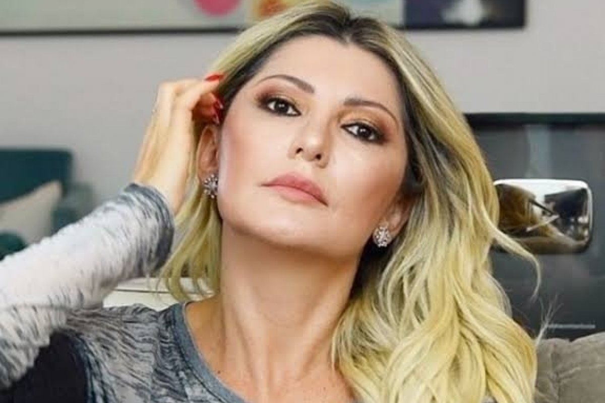 Bolsonarista de carteirinha, Antônia Fontenelle mostra sapato feito com cartuchos de bala