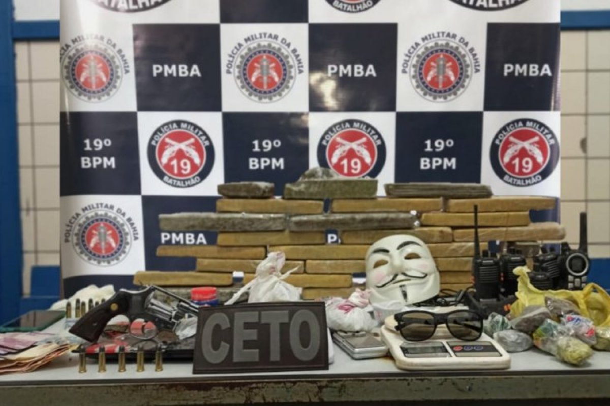 Polícia apreende um revólver e drogas com um suspeito no sul da Bahia