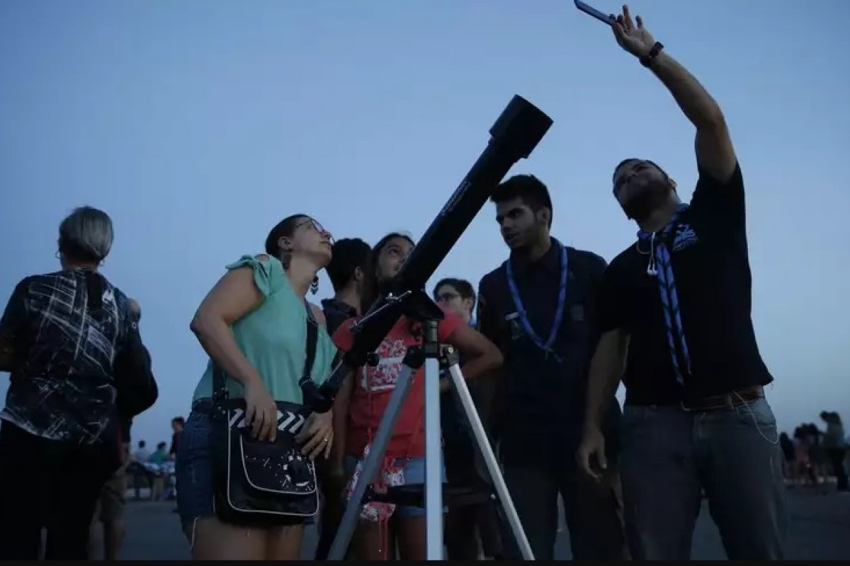 Fenômeno astronômico raro acontece neste domingo (26)