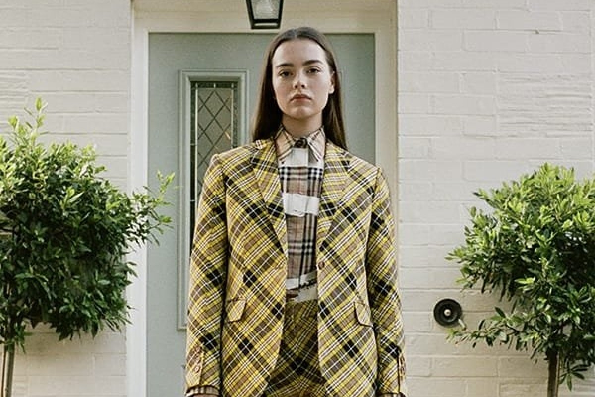 Burberry lança campanha estrelada com membros de sua equipe