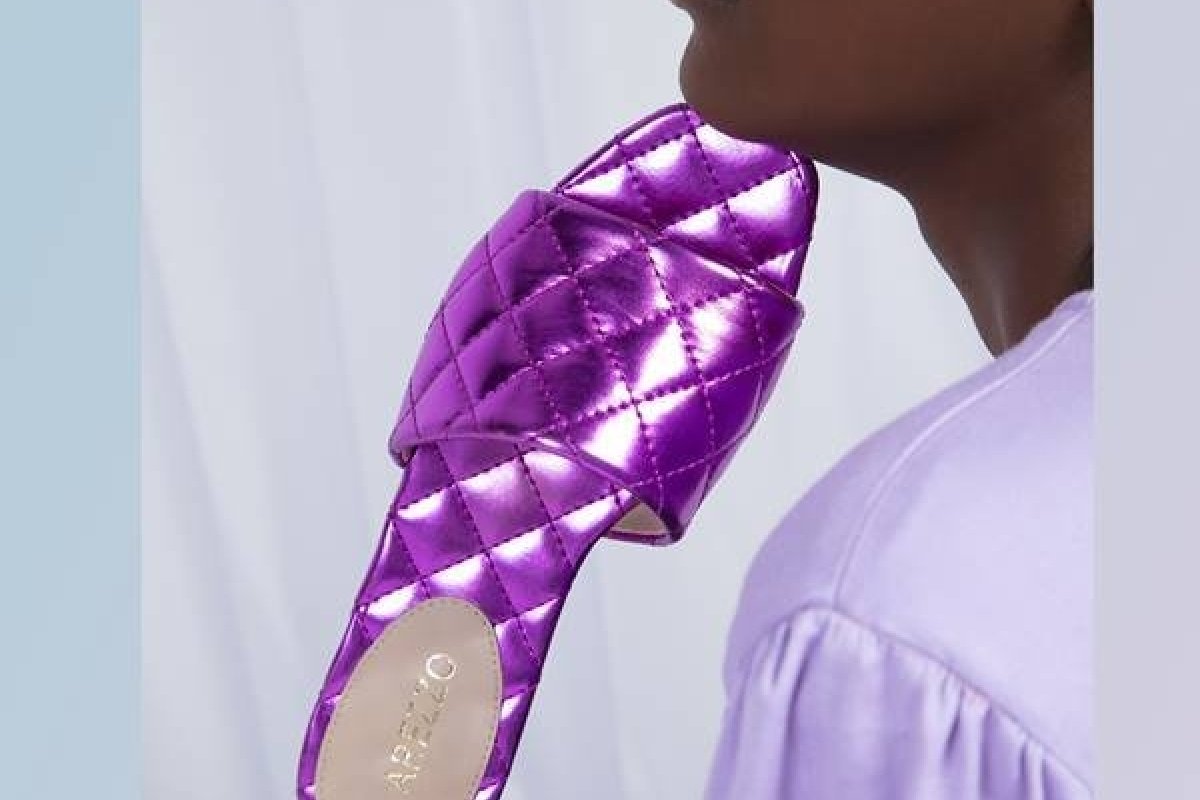 Arezzo aposta em calçados e acessórios metalizados em nova coleção