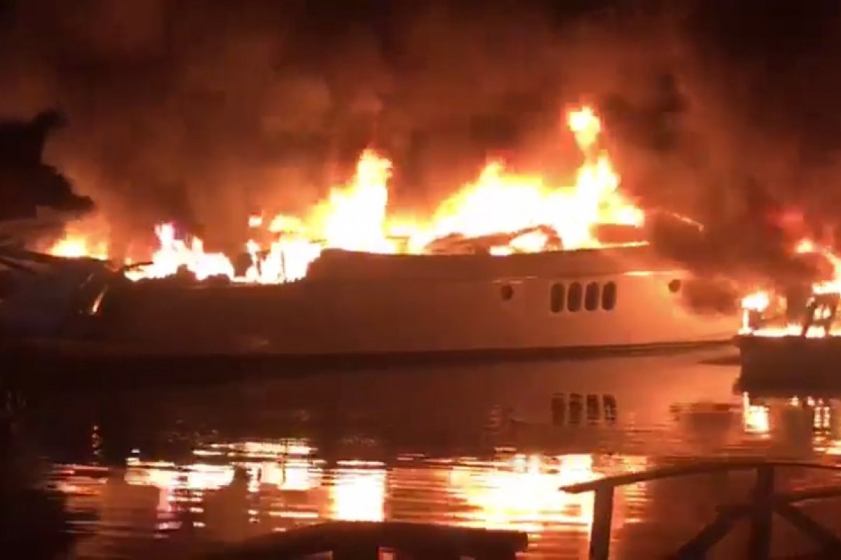 Lanchas pegam fogo em Angra dos Reis, no Rio de Janeiro