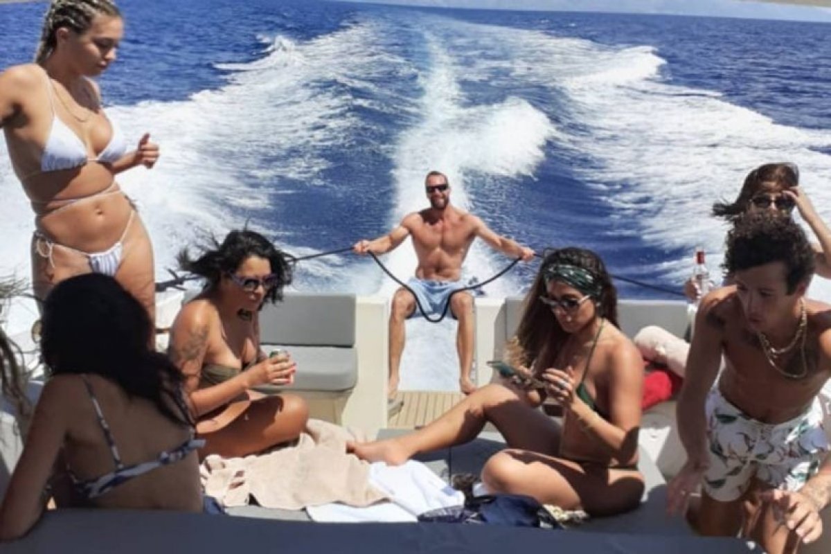 Ela não para! Anitta faz passeio de barco com suposto namorado na Croácia