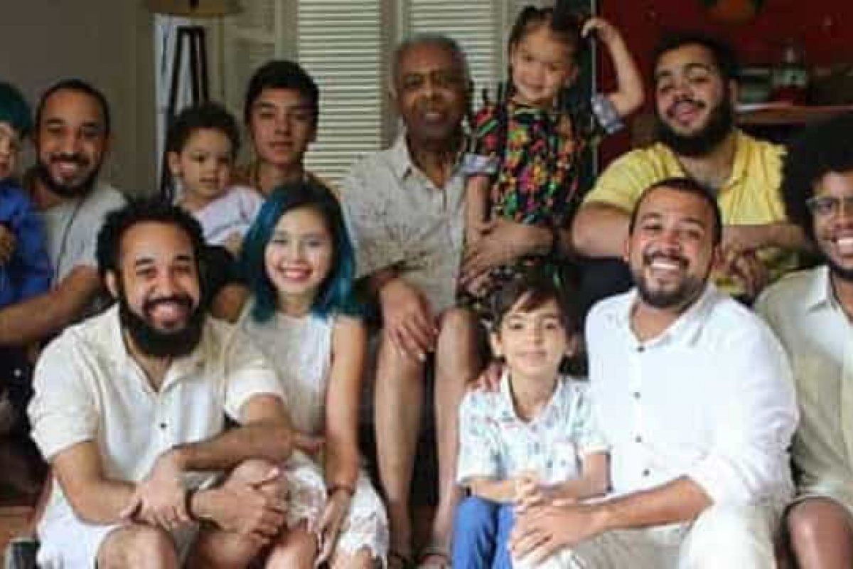 Para comemorar o Dia dos Avós, Gilberto Gil aparece em clique com os dez netos