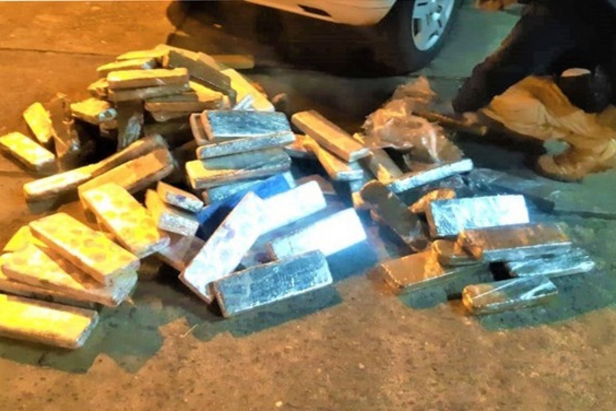 PRF prende casal que escondia 100 kg de maconha em porta-malas de carro na Bahia