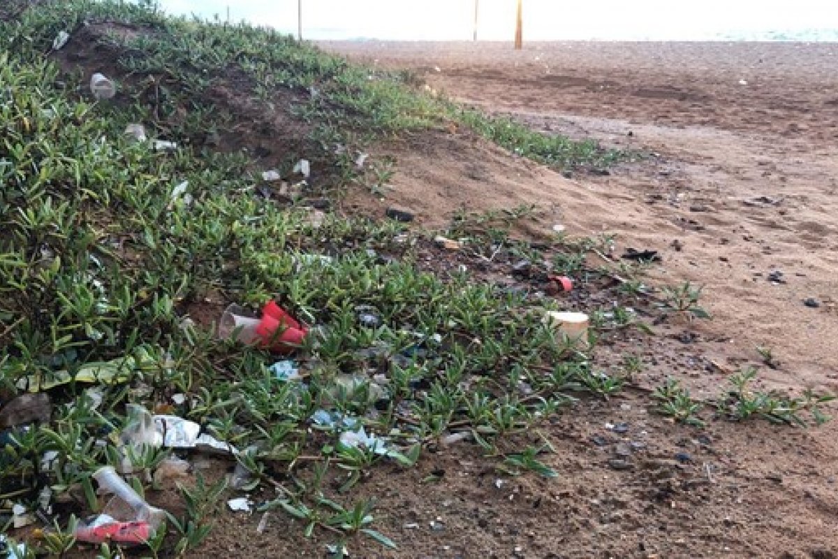 Interditada desde março, praia de Salvador amanhece com lixo