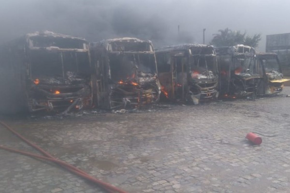 Fogo deixa cinco ônibus destruídos em garagem na cidade de Ilhéus